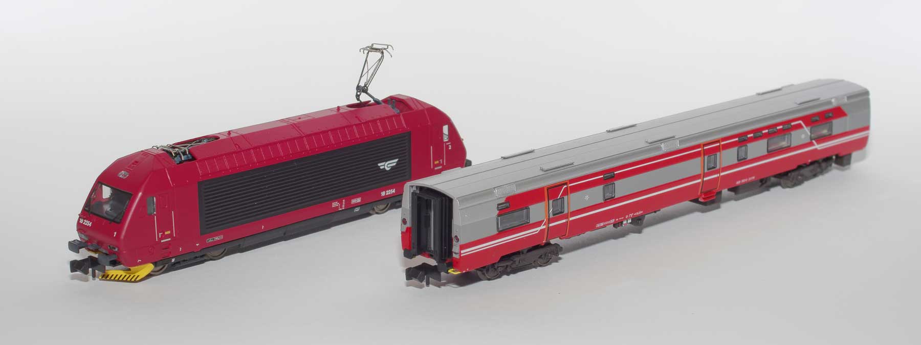 Set 18003: NSB Expresszug-Speisewagen FR7-3 mit passender Lok El18